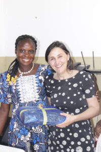 Remise d'un présent symbolique à Larissa JOSOWIC par Alice PROO