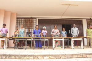 Remise de Machine à Coudre à 10 bénéficiaires à Atakpamé au centre diocésain St Bernard en présence du Président du Conseil National d'Administration et des responsables diocésains de Kolping Atakpamé